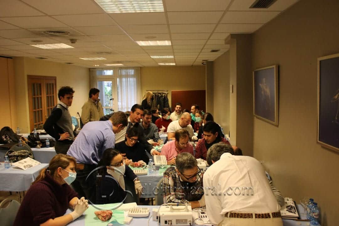 Formación en cirugía oral e implantología en ICIRO A Coruña