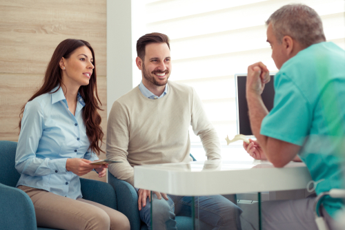 Paciente en consulta con cirujano dental